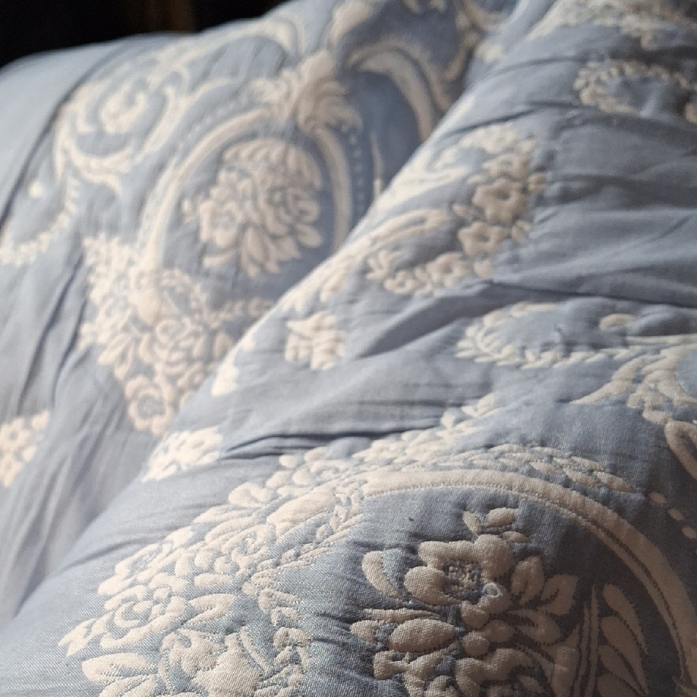 Elegant Blue and White Quilted Bedspread - Picture 3 of 5